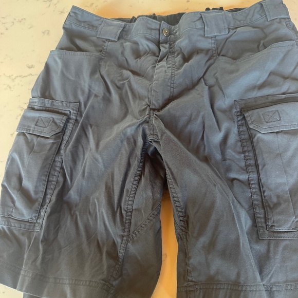 DULUTH TRADING CO MEN'S BLUE/GREY CARGO SHORTS SIZE XL - Picture 1 of 9